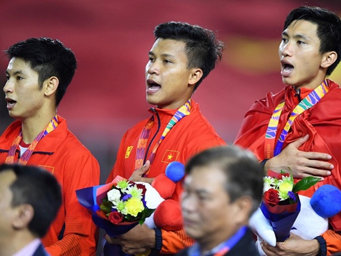 Cãi cùn với trọng tài, trai hư của Indonesia bị Thành Chung cho tắt điện-10