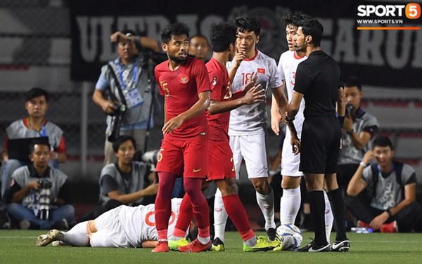 Cãi cùn với trọng tài, trai hư của Indonesia bị Thành Chung cho tắt điện-2