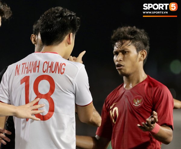 Cãi cùn với trọng tài, trai hư của Indonesia bị Thành Chung cho tắt điện-3