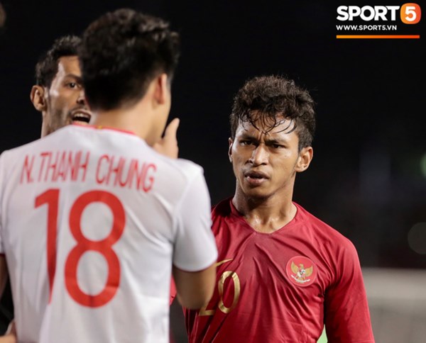 Cãi cùn với trọng tài, trai hư của Indonesia bị Thành Chung cho tắt điện-4
