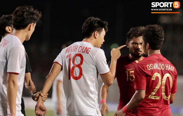 Cãi cùn với trọng tài, trai hư của Indonesia bị Thành Chung cho tắt điện-5