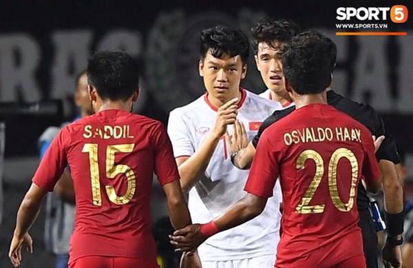 Cãi cùn với trọng tài, trai hư của Indonesia bị Thành Chung cho tắt điện-6