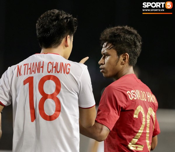 Cãi cùn với trọng tài, trai hư của Indonesia bị Thành Chung cho tắt điện-7