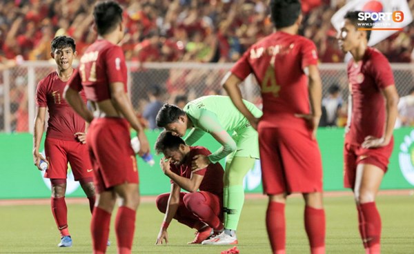 Cãi cùn với trọng tài, trai hư của Indonesia bị Thành Chung cho tắt điện-8