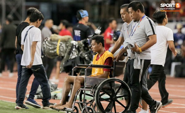 Cãi cùn với trọng tài, trai hư của Indonesia bị Thành Chung cho tắt điện-9