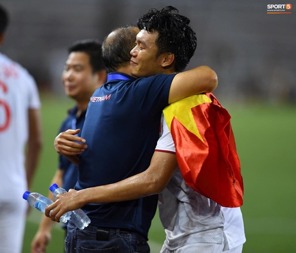 Xúc động hình ảnh HLV Park Hang-seo đặt tay lên trái tim, giơ cờ Việt Nam ăn mừng vô địch SEA Games-2