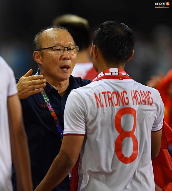 Góc chạnh lòng: Trọng Hoàng đứng một mình buồn thiu với đầu gối chảy máu khi cả đội đang ăn mừng vô địch SEA Games-2