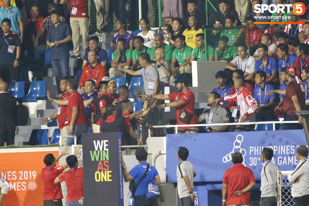 CĐV Indonesia hăm dọa, định tấn công HLV Park Hang-seo trên khán đài-3