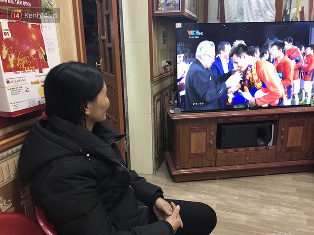 Bố tuyển thủ Đoàn Văn Hậu: Hậu hôm nay đá quá tuyệt vời, mong muốn lớn nhất của chúng tôi là được ôm chầm lấy con-6