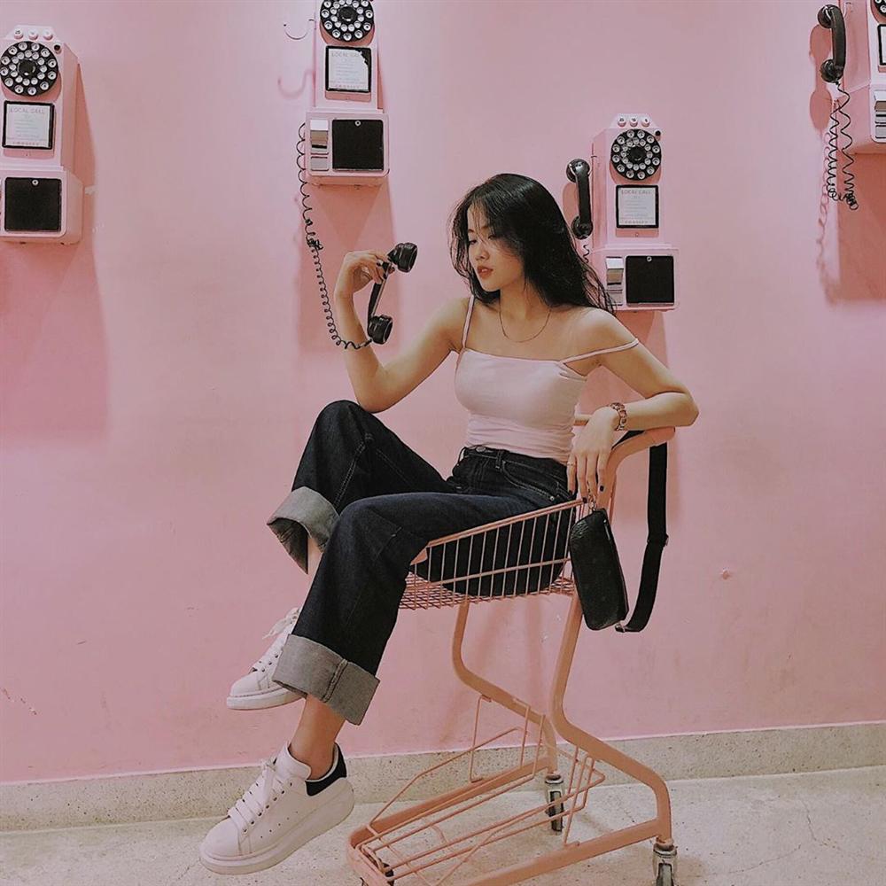 Bạn gái của Văn Hậu: Tủ đồ toàn là màu đen, vóc dáng nhỏ nhưng chỉ dành chân ái cho giày thể thao-11