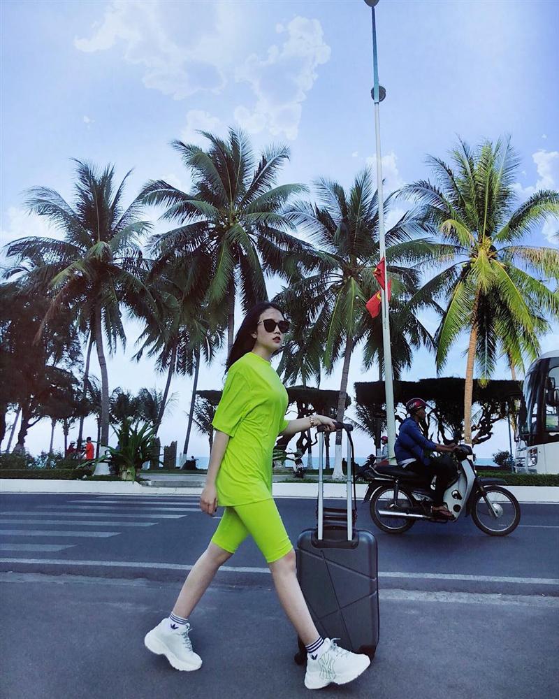 Bạn gái của Văn Hậu: Tủ đồ toàn là màu đen, vóc dáng nhỏ nhưng chỉ dành chân ái cho giày thể thao-15