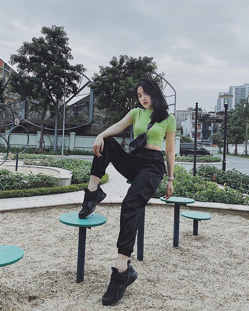 Bạn gái của Văn Hậu: Tủ đồ toàn là màu đen, vóc dáng nhỏ nhưng chỉ dành chân ái cho giày thể thao-16