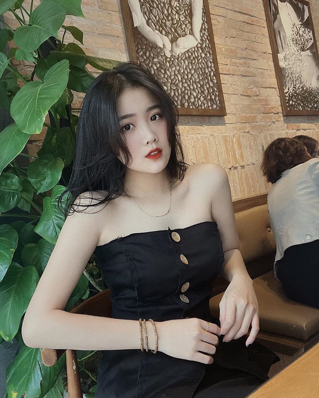 Bạn gái của Văn Hậu: Tủ đồ toàn là màu đen, vóc dáng nhỏ nhưng chỉ dành chân ái cho giày thể thao-2