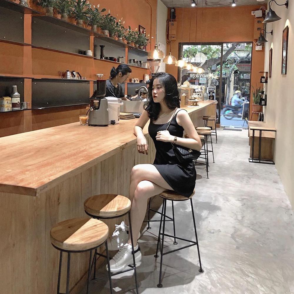 Bạn gái của Văn Hậu: Tủ đồ toàn là màu đen, vóc dáng nhỏ nhưng chỉ dành chân ái cho giày thể thao-3