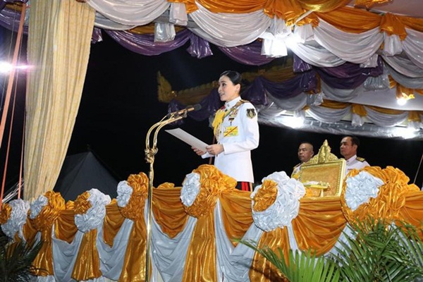 Hoàng hậu Thái Lan biến hóa liên tục sau khi Hoàng quý phi bị phế truất, khoe vẻ đẹp cá tính trong sự kiện mới nhất-3