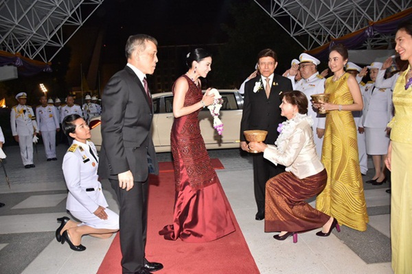 Hoàng hậu Thái Lan biến hóa liên tục sau khi Hoàng quý phi bị phế truất, khoe vẻ đẹp cá tính trong sự kiện mới nhất-4