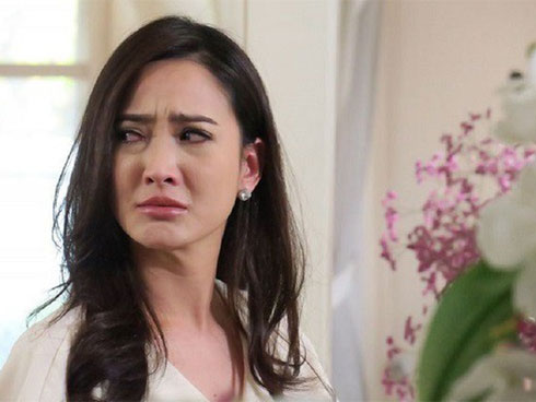 Lấy chồng đại gia, ngày cưới cô dâu được nhà trai trao vàng trĩu cổ nhưng đêm tân hôn vừa nhìn thấy chú rể bước vào mà cô hoảng hồn ôm đồ chạy thẳng-3