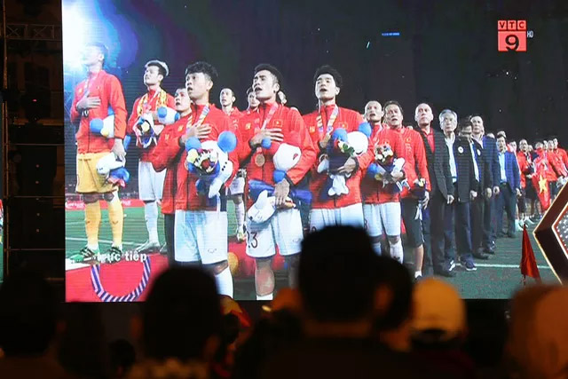 Thủ tướng Nguyễn Xuân Phúc mời cơm thân mật, chúc mừng chiến thắng đội tuyển bóng đá đoạt ngôi vị cao nhất SEA Games 30-1