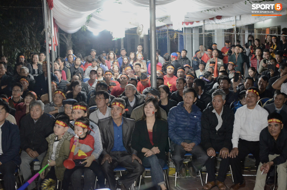 Xúc động hình ảnh bà nội thủ môn Văn Toản lặng lẽ một mình theo dõi cháu trai giành huy chương vàng SEA Games 30-2