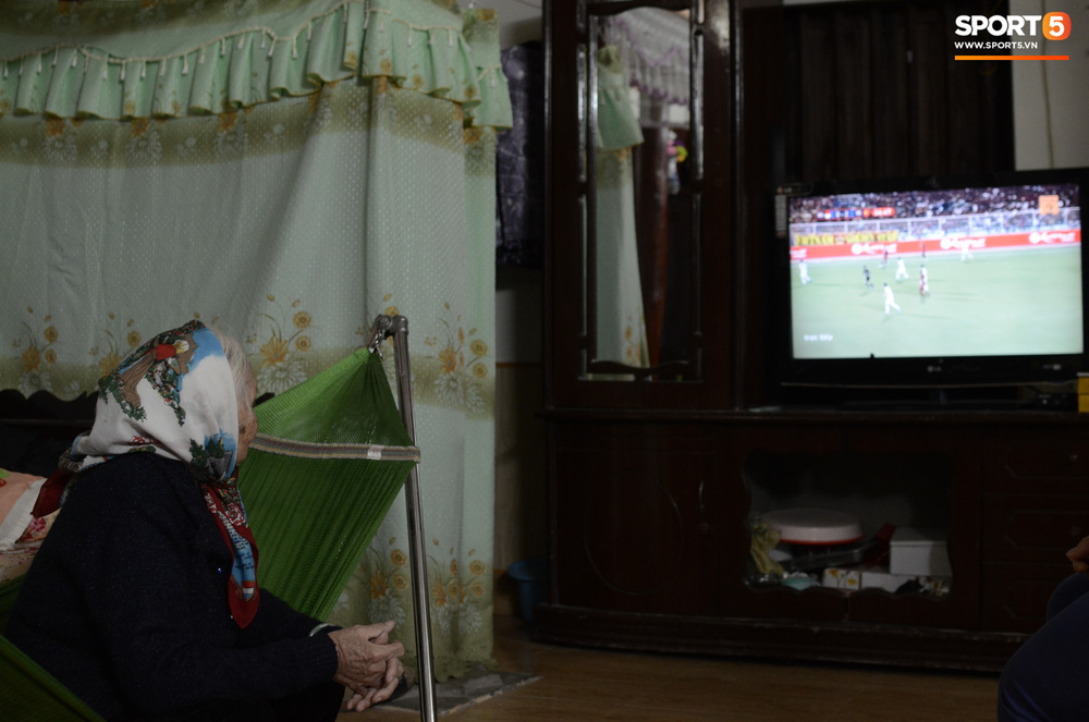 Xúc động hình ảnh bà nội thủ môn Văn Toản lặng lẽ một mình theo dõi cháu trai giành huy chương vàng SEA Games 30-4