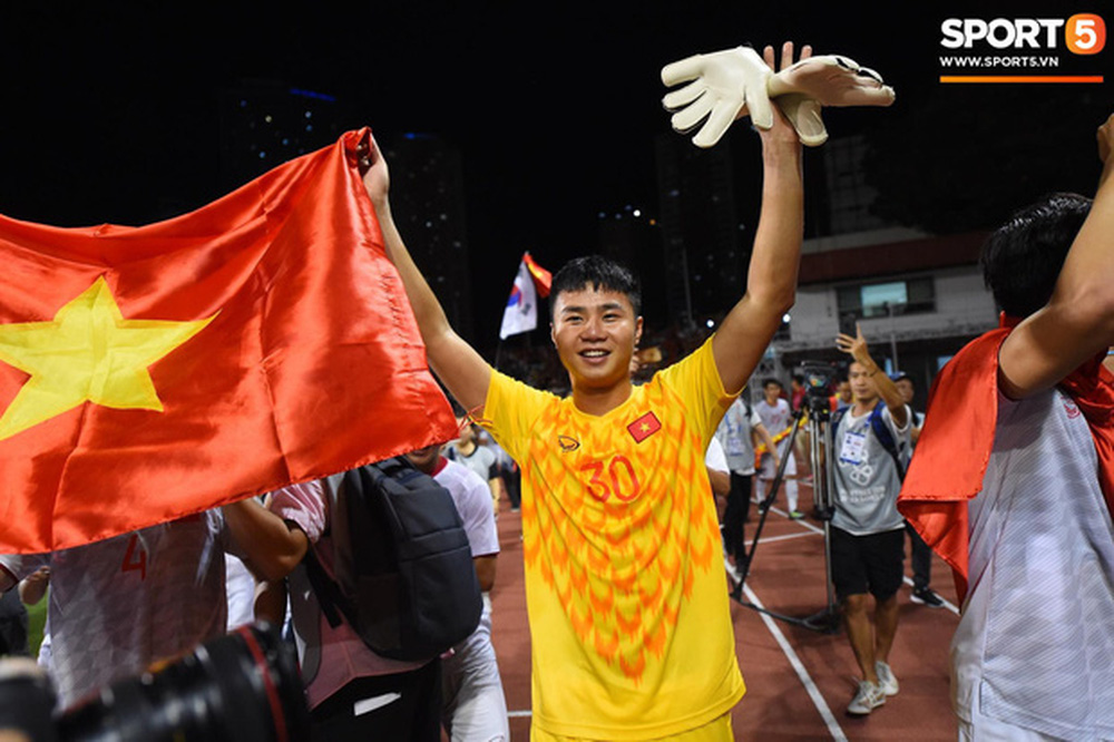 Xúc động hình ảnh bà nội thủ môn Văn Toản lặng lẽ một mình theo dõi cháu trai giành huy chương vàng SEA Games 30-7