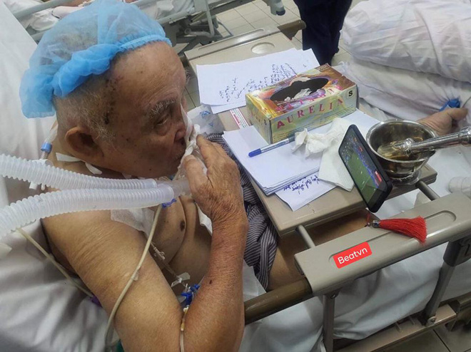 Cụ ông phẫu thuật não, thở máy vẫn cố xem trận U22 Việt Nam - U22 Indonesia và những hình ảnh xúc động trong viện-1