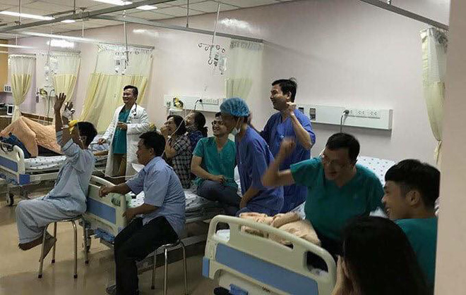 Cụ ông phẫu thuật não, thở máy vẫn cố xem trận U22 Việt Nam - U22 Indonesia và những hình ảnh xúc động trong viện-6