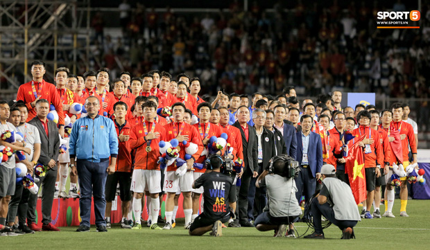 U22 Việt Nam vô địch SEA Games, fan hâm mộ không quên cảm ơn bầu Đức khi thấy ông lặng theo dõi trận chung kết qua tivi-1