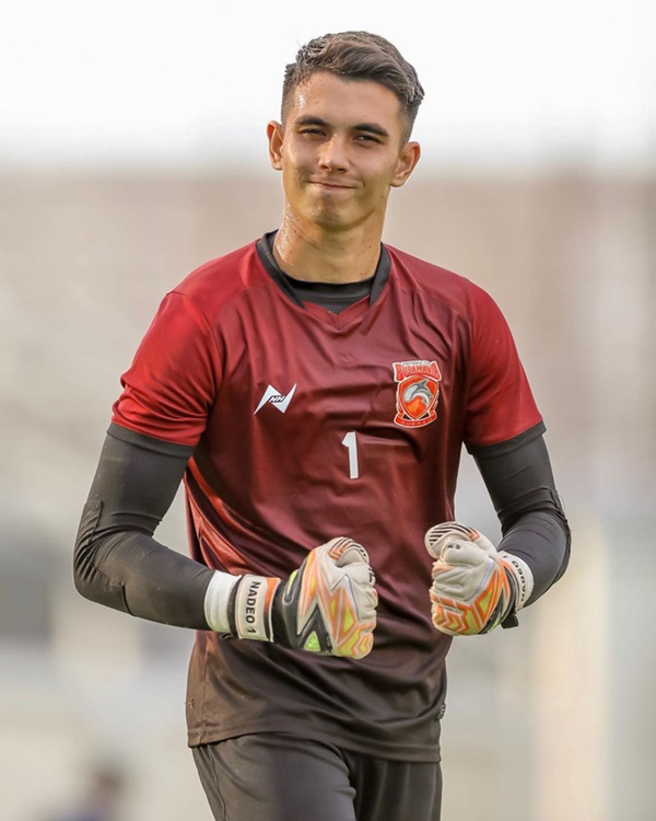 Chàng thủ môn 9X của U22 Indonesia phải vào lưới nhặt bóng 3 lần: Hot boy điển trai, nam tính nhưng ngoài đời lại có phong cách khác hẳn-2