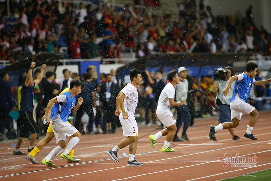 Quang Hải vào sân hụt trong ngày lịch sử của U22 Việt Nam-3