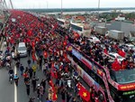 Flycam toàn cảnh Hà Nội đêm không ngủ, hàng nghìn CĐV đổ xuống đường đi bão mừng U22 Việt Nam vô địch SEA Games-1