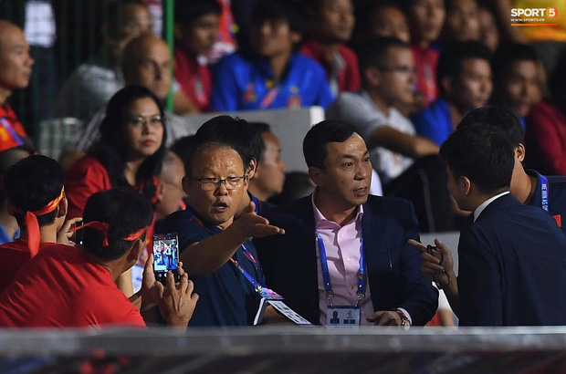 Góc giận dữ: HLV Park Hang-seo bị giam trong đường hầm, gào thét mà không được ra ngoài xem U22 Việt Nam thi đấu-4