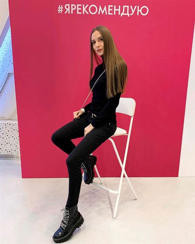 3 nữ trọng tài chăm diện bikini, váy khoét sâu khoe vòng một-5