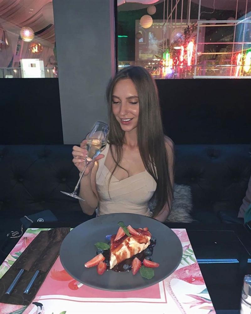 3 nữ trọng tài chăm diện bikini, váy khoét sâu khoe vòng một-7