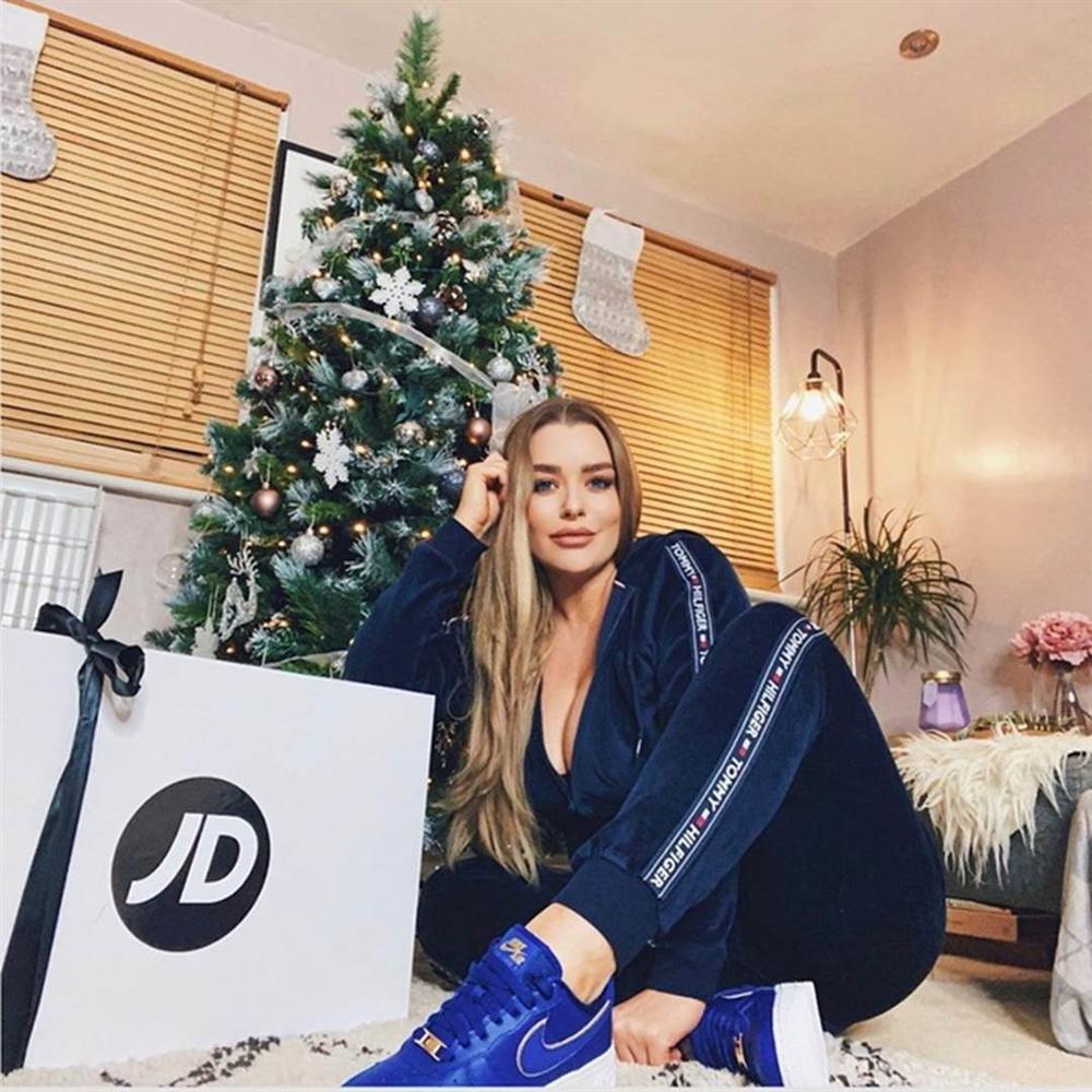 3 nữ trọng tài chăm diện bikini, váy khoét sâu khoe vòng một-8