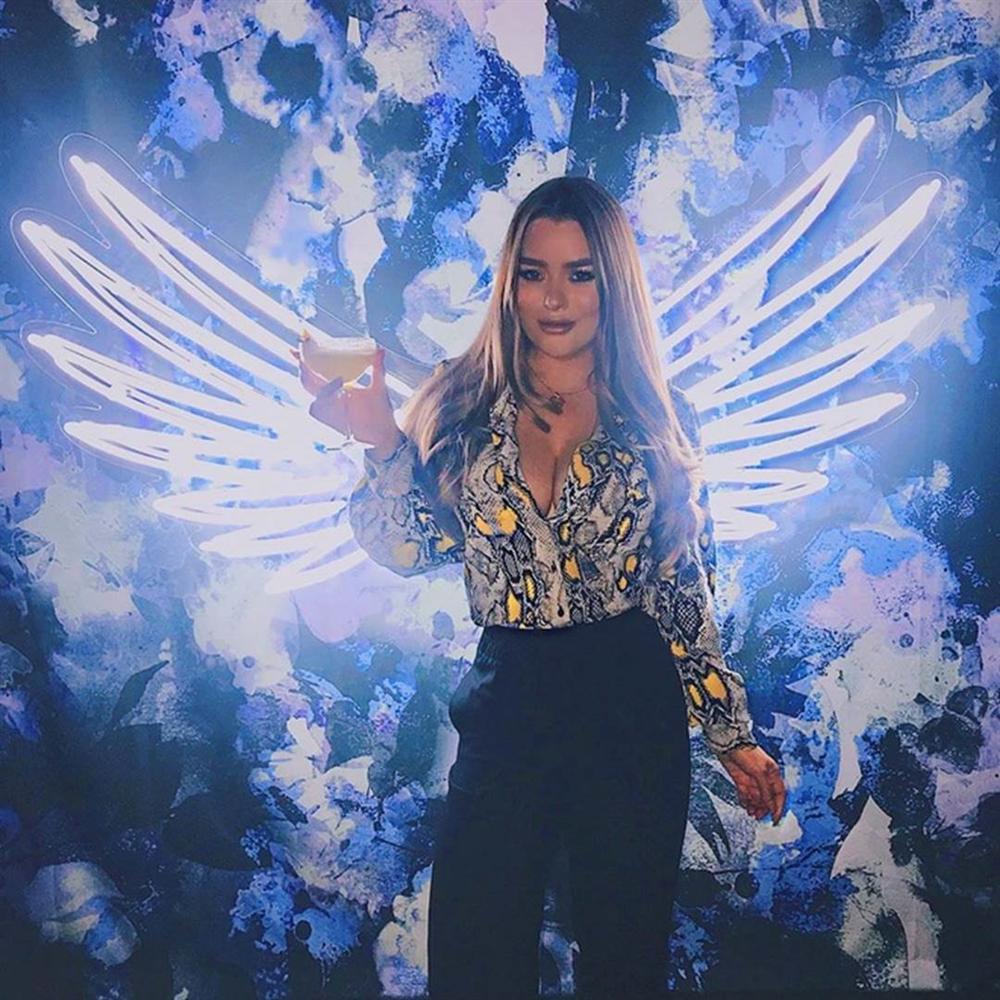 3 nữ trọng tài chăm diện bikini, váy khoét sâu khoe vòng một-9