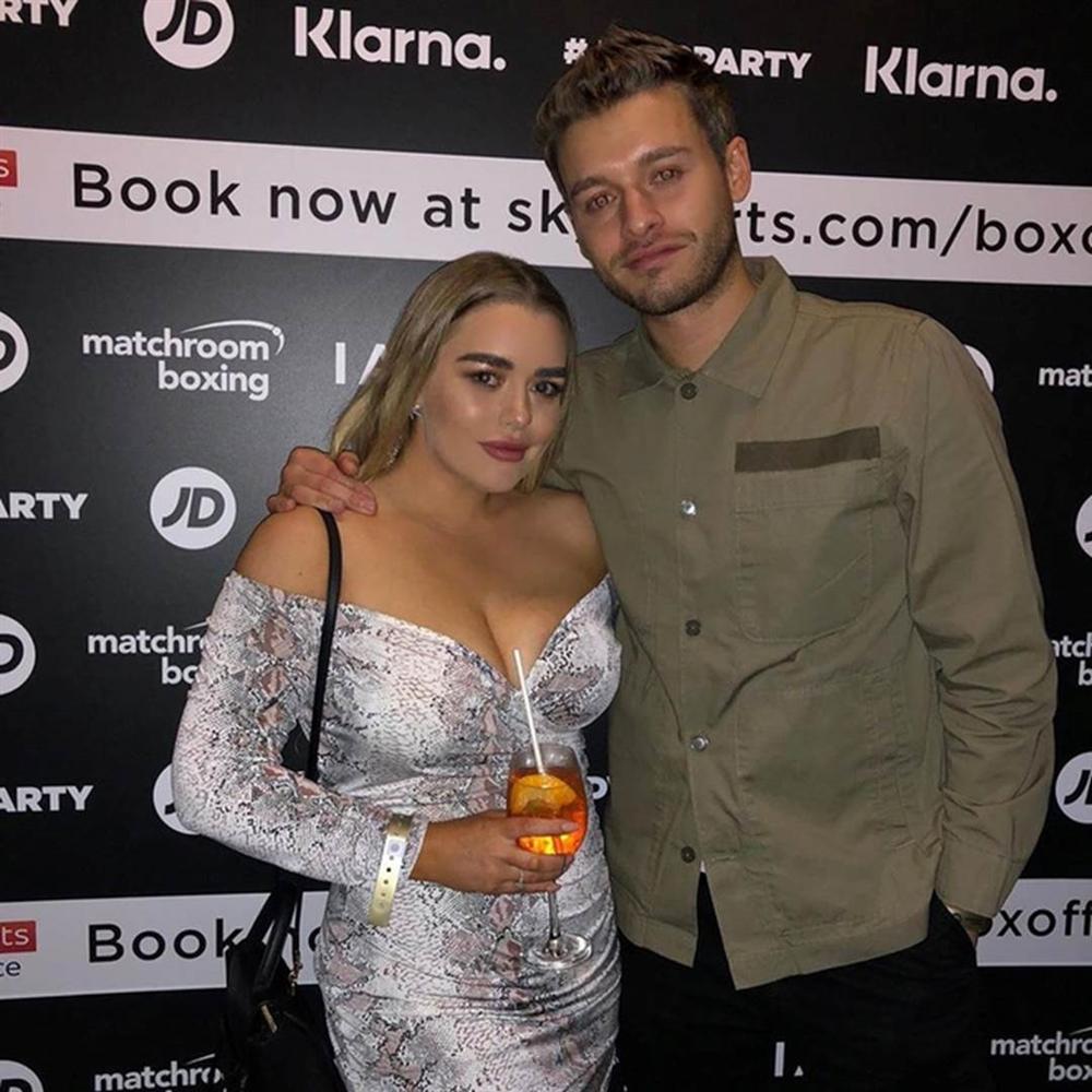 3 nữ trọng tài chăm diện bikini, váy khoét sâu khoe vòng một-10