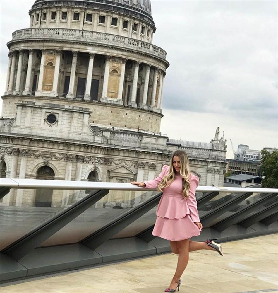 3 nữ trọng tài chăm diện bikini, váy khoét sâu khoe vòng một-11