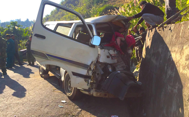 [NÓNG] 2 người chết, 6 người bị thương khi xe của Trung tâm dạy nghề trẻ tàn tật đâm vào vách núi-1