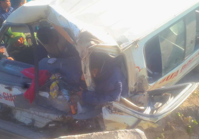 [NÓNG] 2 người chết, 6 người bị thương khi xe của Trung tâm dạy nghề trẻ tàn tật đâm vào vách núi-2