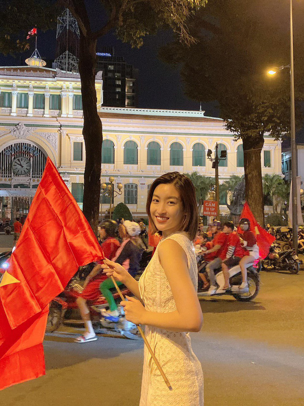 Đẳng cấp nhan sắc của dàn Hoa hậu Vbiz đi bão: Không váy áo lụa là, cầm cờ đỏ sao vàng thôi đã xinh xuất sắc-1