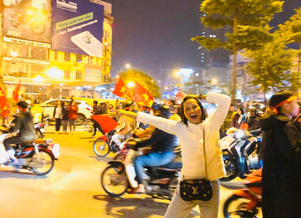 Đẳng cấp nhan sắc của dàn Hoa hậu Vbiz đi bão: Không váy áo lụa là, cầm cờ đỏ sao vàng thôi đã xinh xuất sắc-5