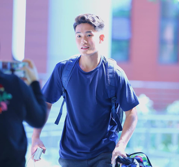 Huỳnh Tấn Sinh - nam thần thế hệ mới của U22 Việt Nam: Cao 1m82 với gương mặt visual, gì chứ múi thì anh không thiếu-4