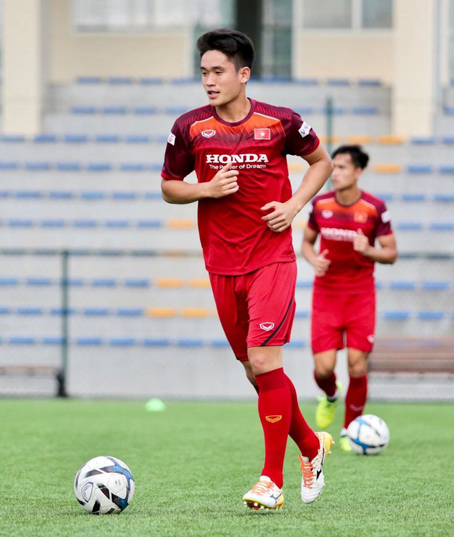 Huỳnh Tấn Sinh - nam thần thế hệ mới của U22 Việt Nam: Cao 1m82 với gương mặt visual, gì chứ múi thì anh không thiếu-5