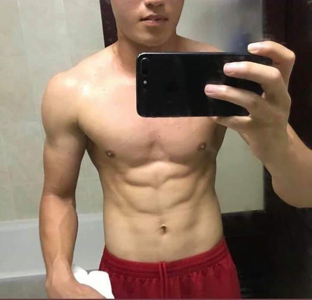 Huỳnh Tấn Sinh - nam thần thế hệ mới của U22 Việt Nam: Cao 1m82 với gương mặt visual, gì chứ múi thì anh không thiếu-9