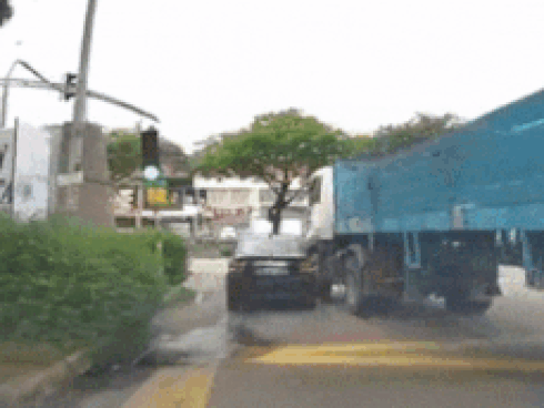 Container vượt ẩu gây tai nạn cuốn ôtô vào gầm