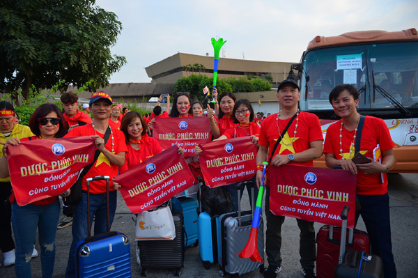 Công ty dược ‘mạnh tay’ cho nhân viên sang Philippines cổ vũ tuyển VN-2