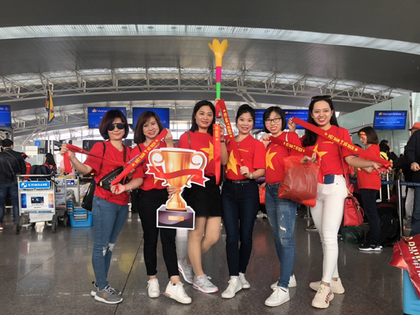 Công ty dược ‘mạnh tay’ cho nhân viên sang Philippines cổ vũ tuyển VN-3