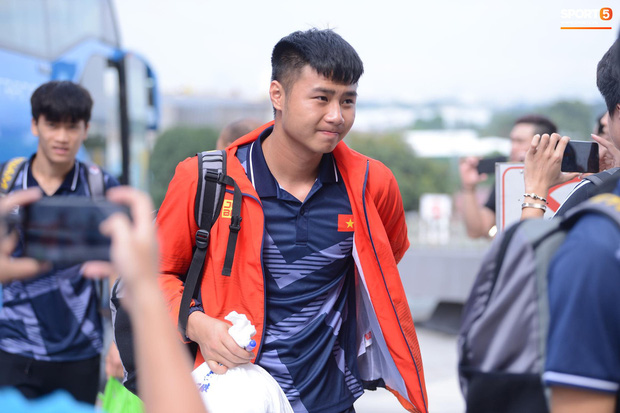 Đội tuyển U22 Việt Nam hoàn thành xong thủ tục tại sân bay, chuẩn bị về nước-5