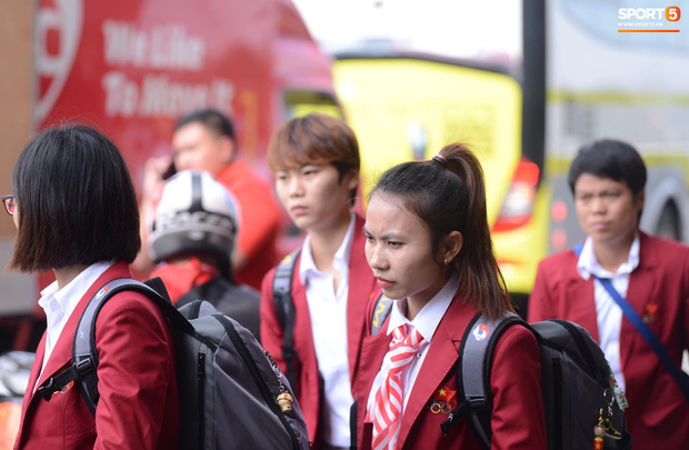 Đội tuyển U22 Việt Nam hoàn thành xong thủ tục tại sân bay, chuẩn bị về nước-10